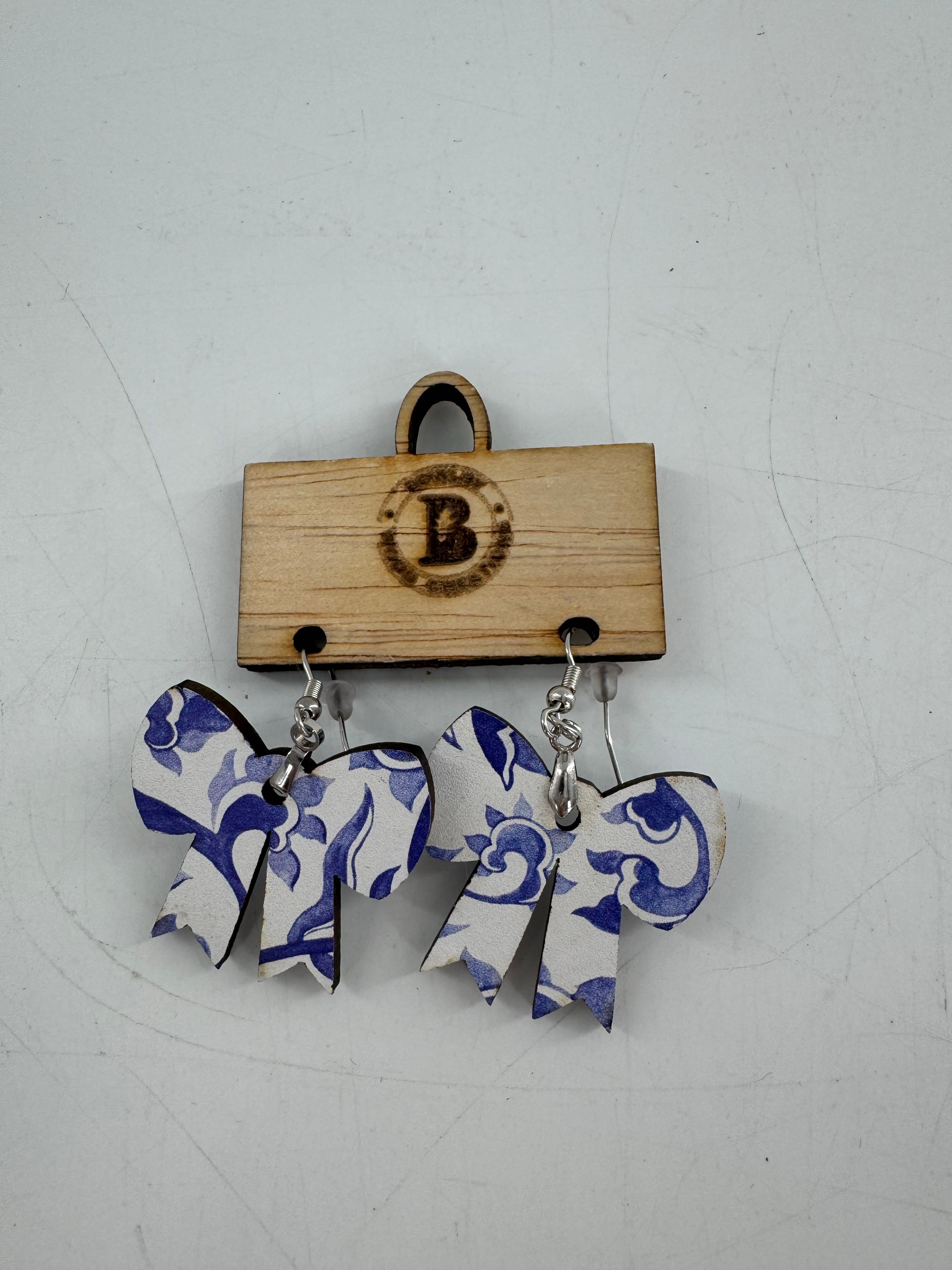 bow earrings-blu & white