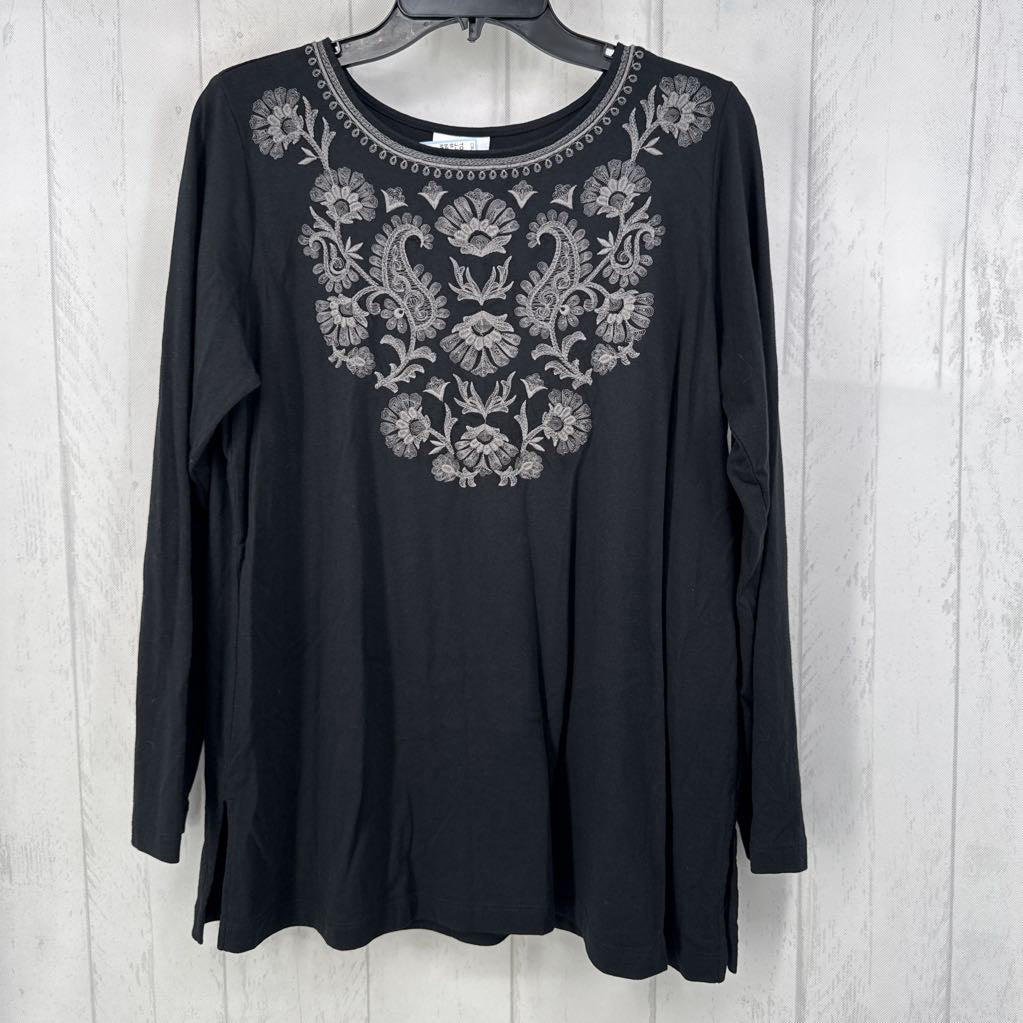 M embroidered l/s top