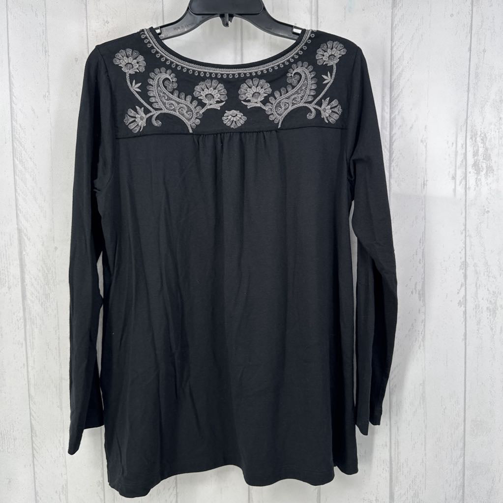 M embroidered l/s top