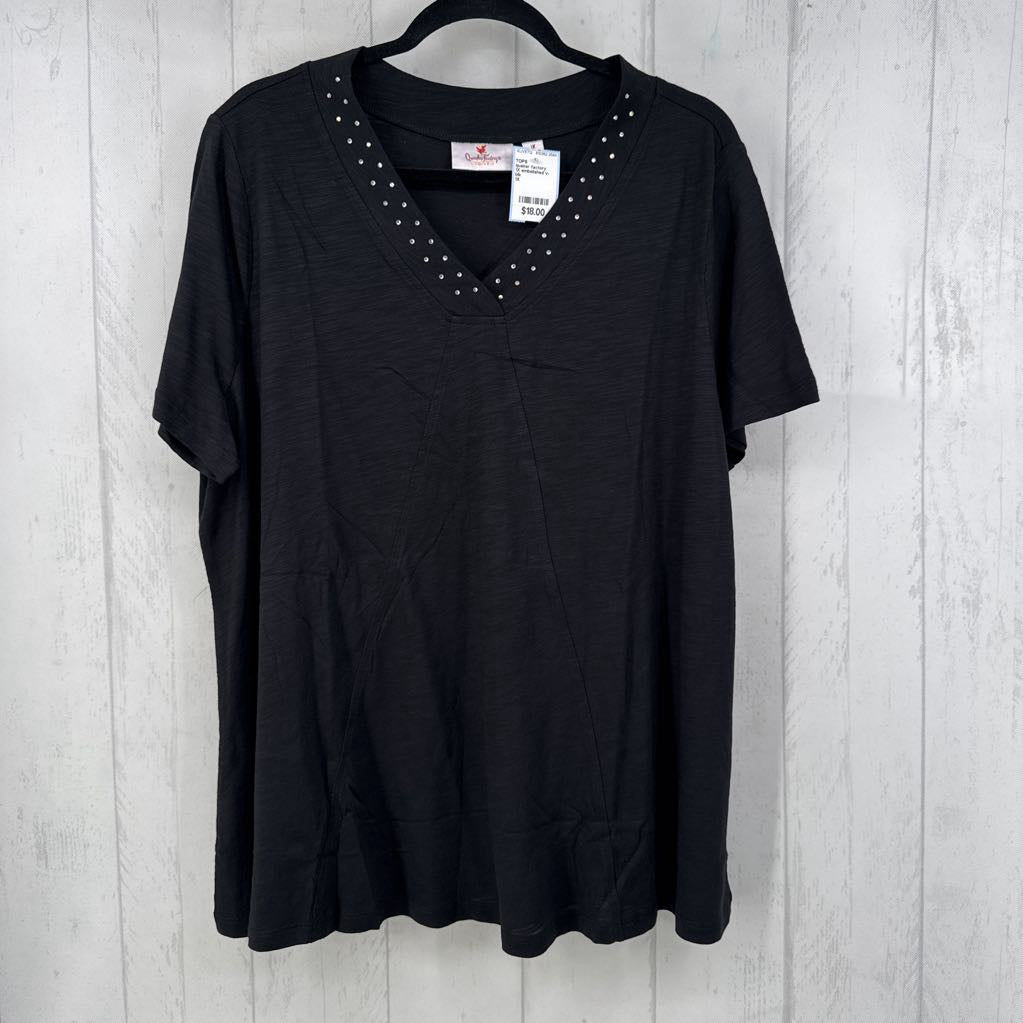 1X embelished v-neck s/s tee
