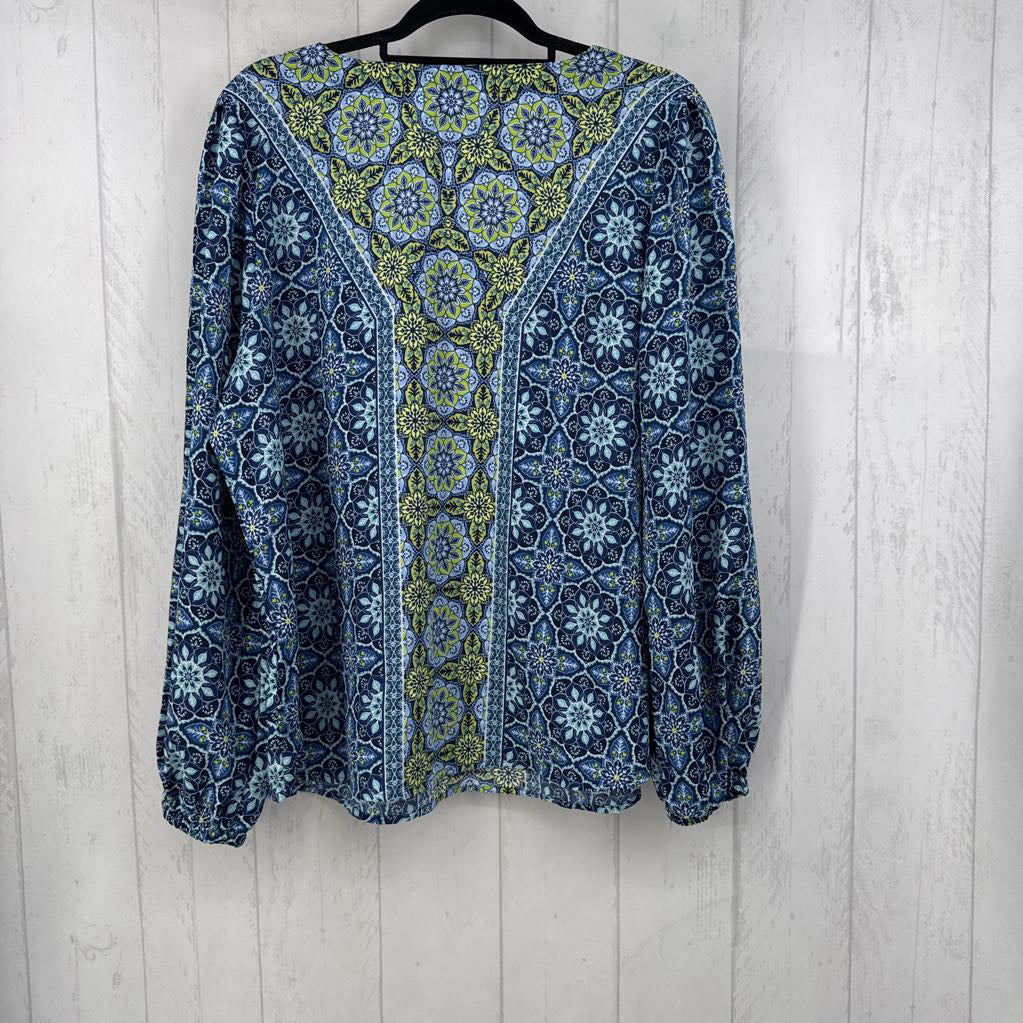XL medallion print v-neck l/s top