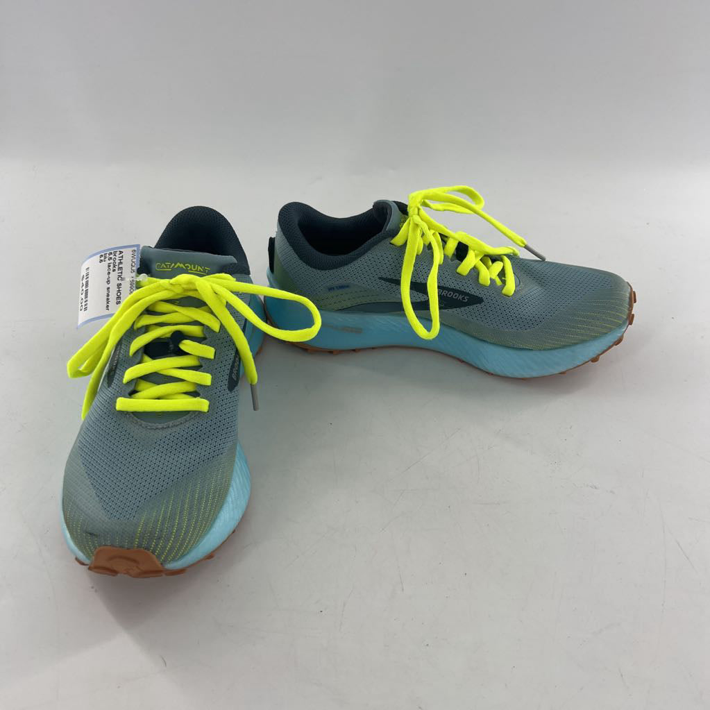 5.5 lace-up sneaker