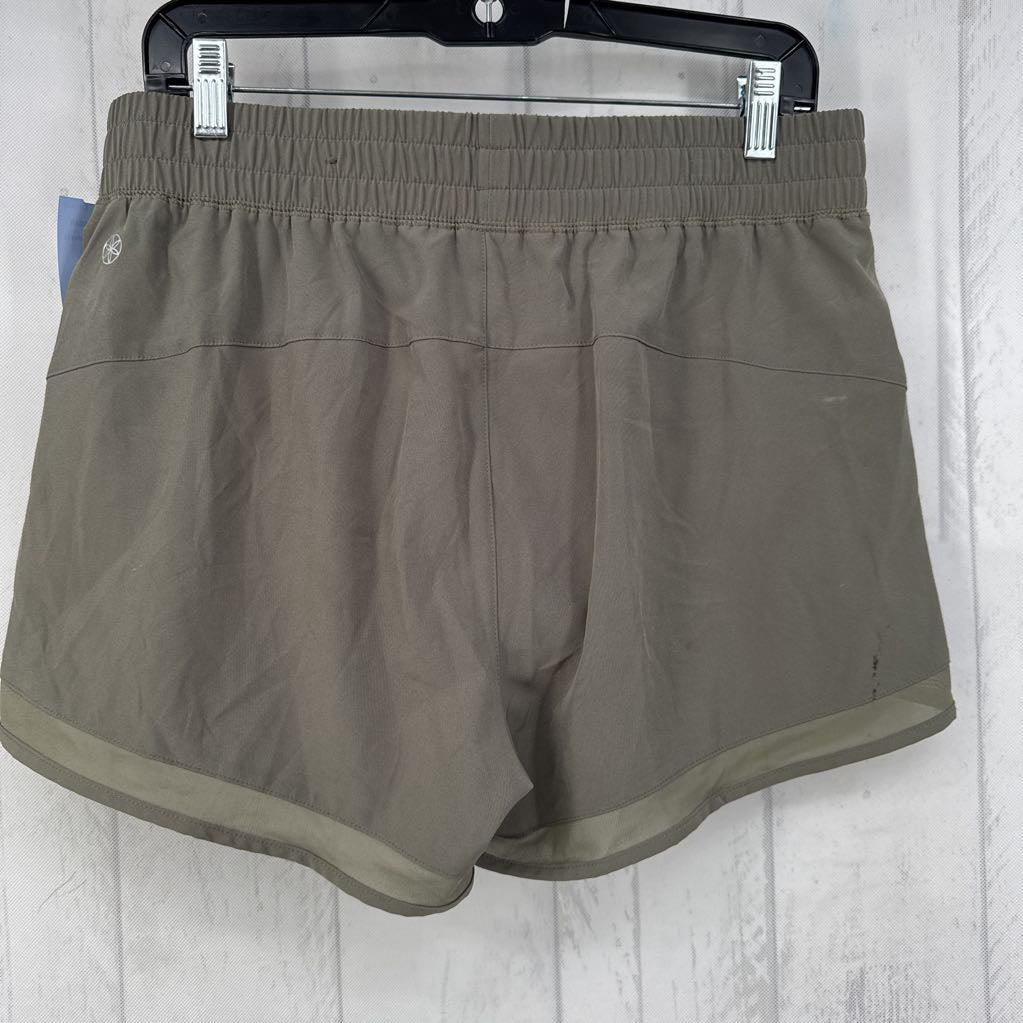 M petal hem shorts