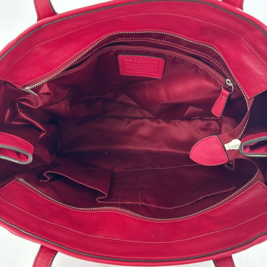 dual handle top zip tote w/ zipper detail