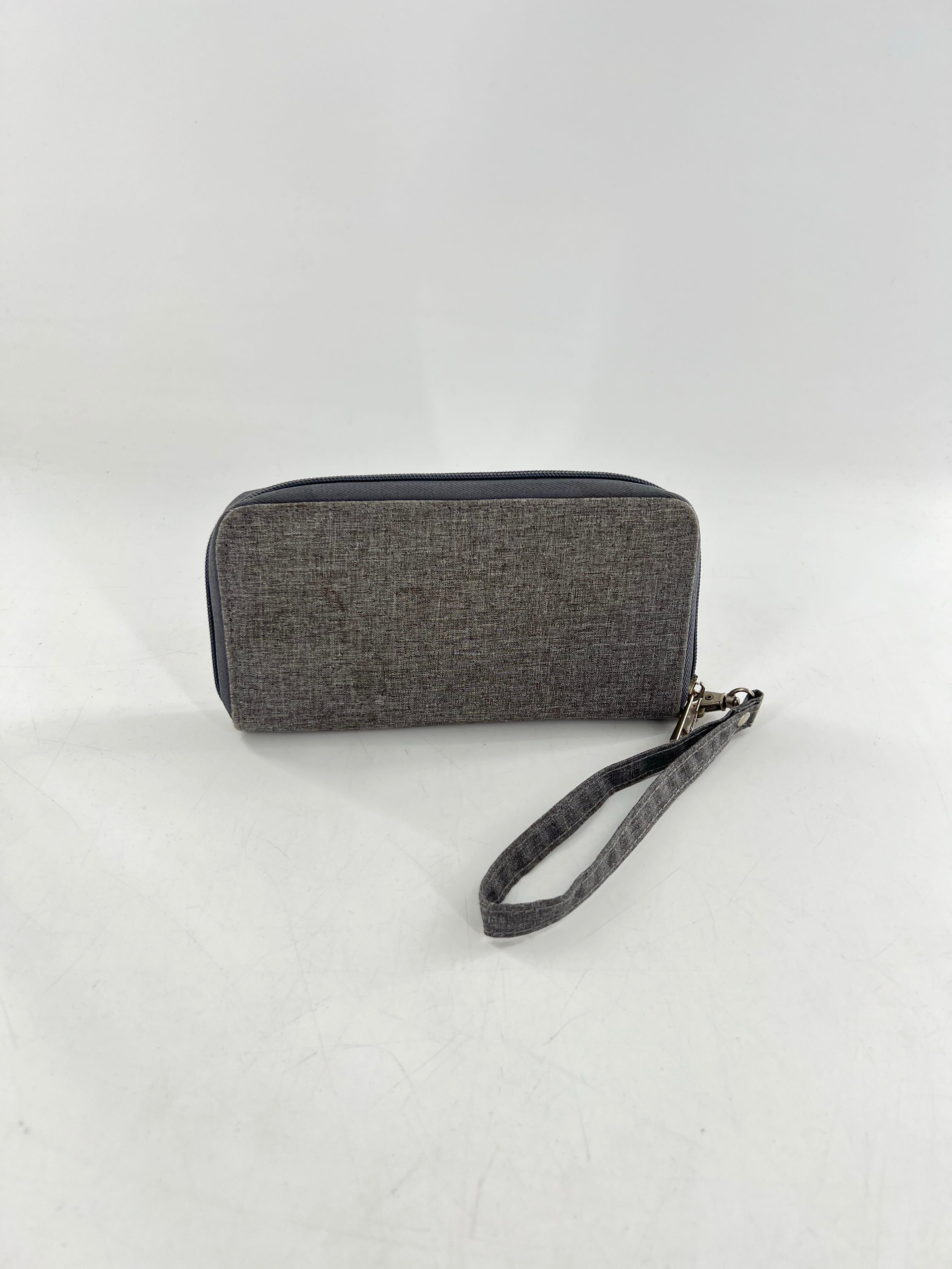 zip around wallet/wristlet w/ box