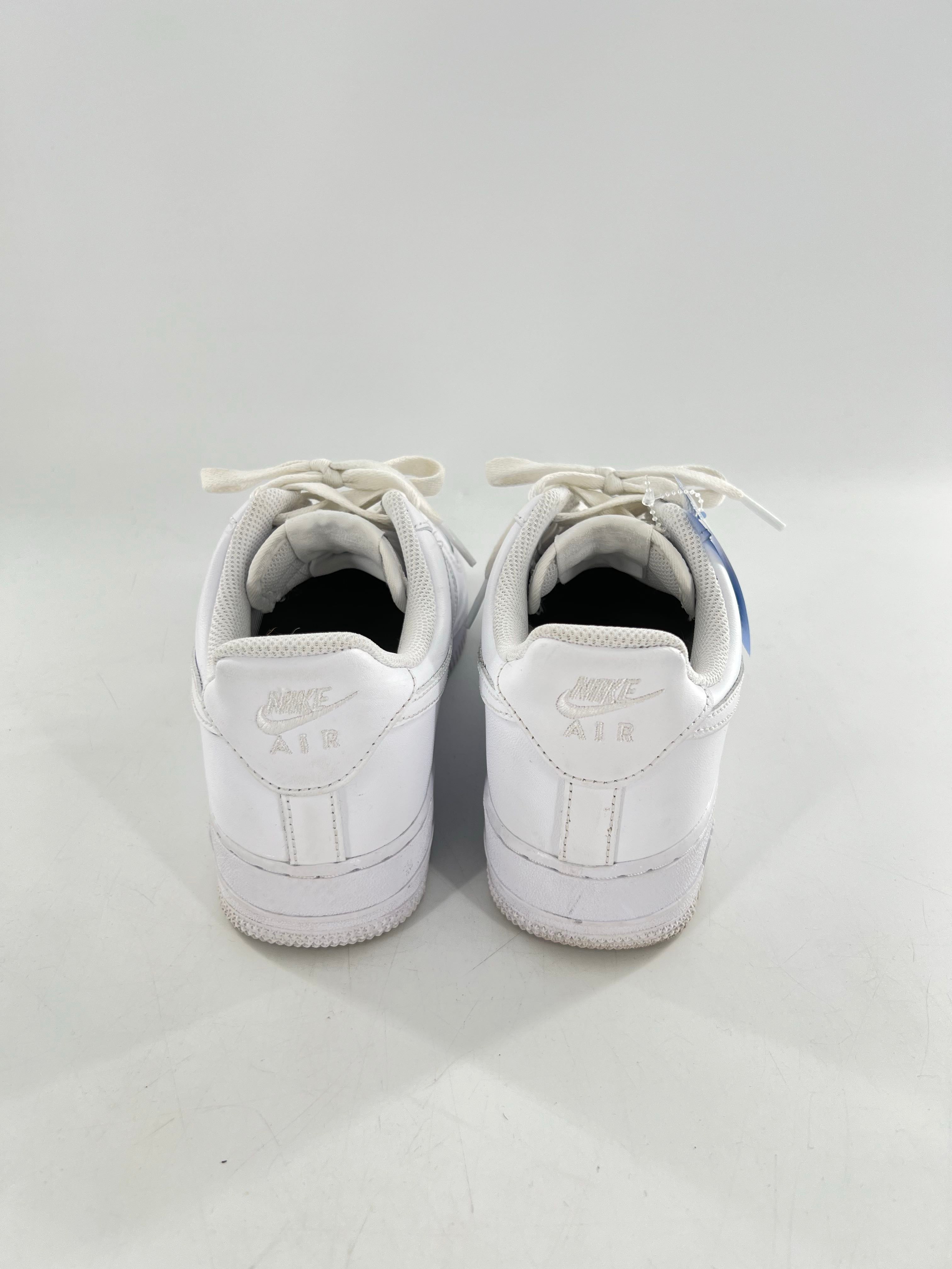 8.5 lace-up sneaker
