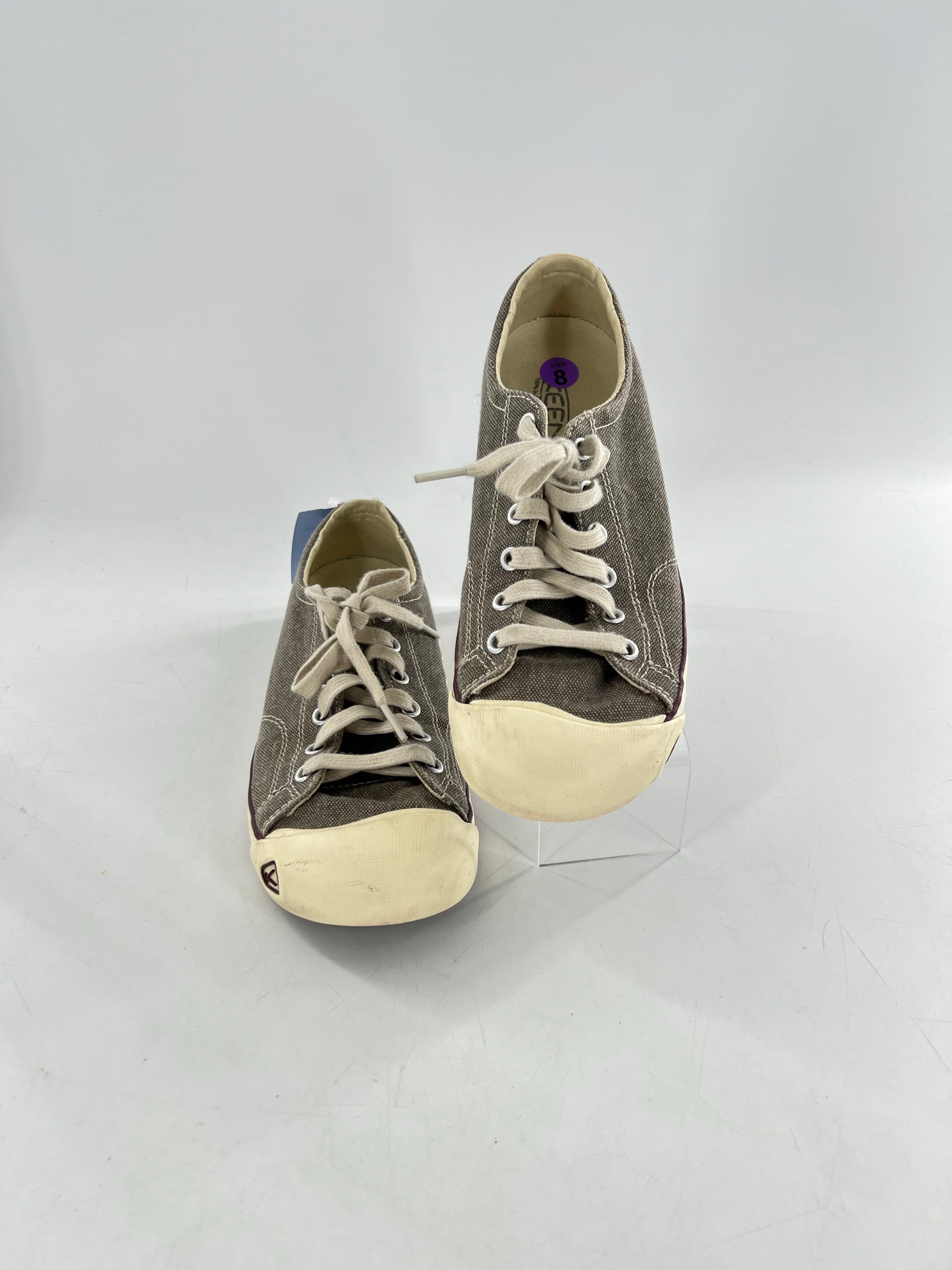 8 lace-up sneaker