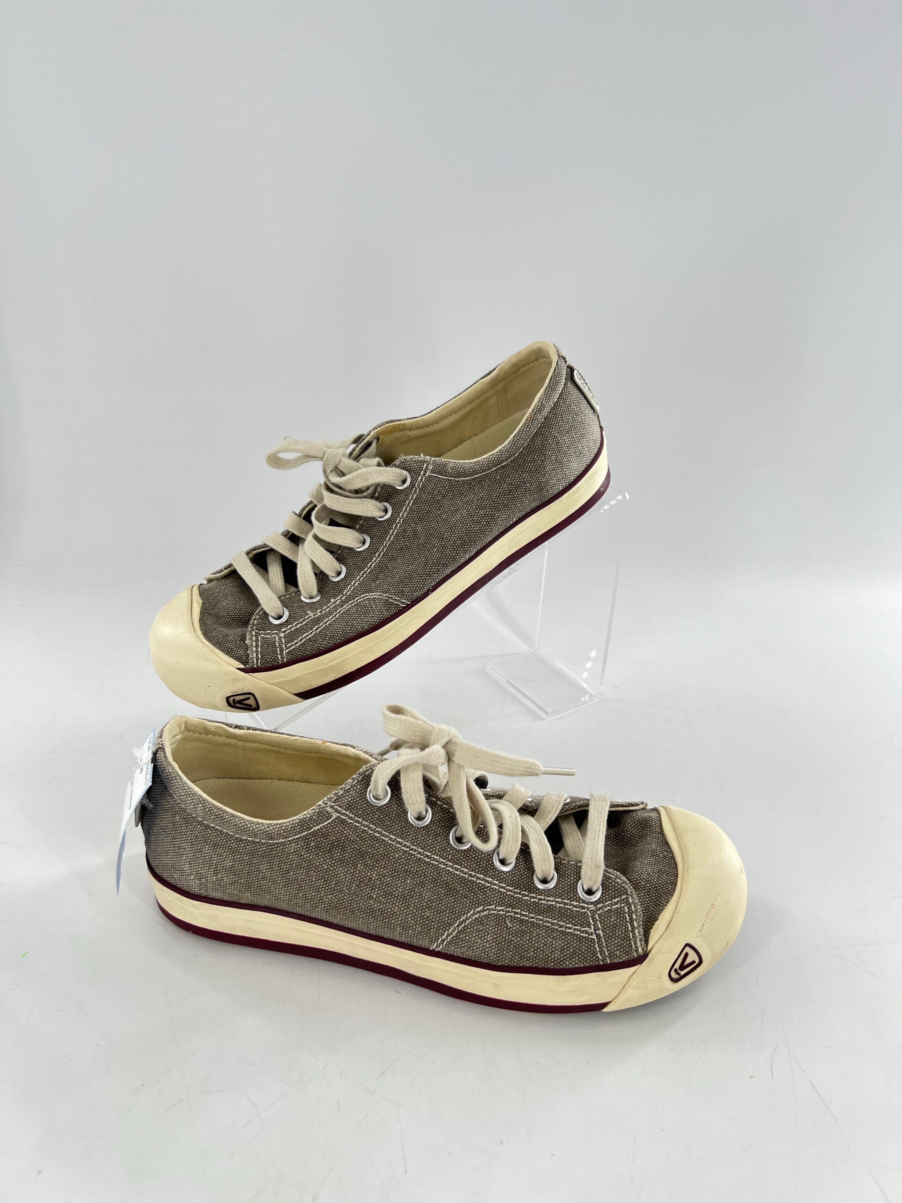 8 lace-up sneaker