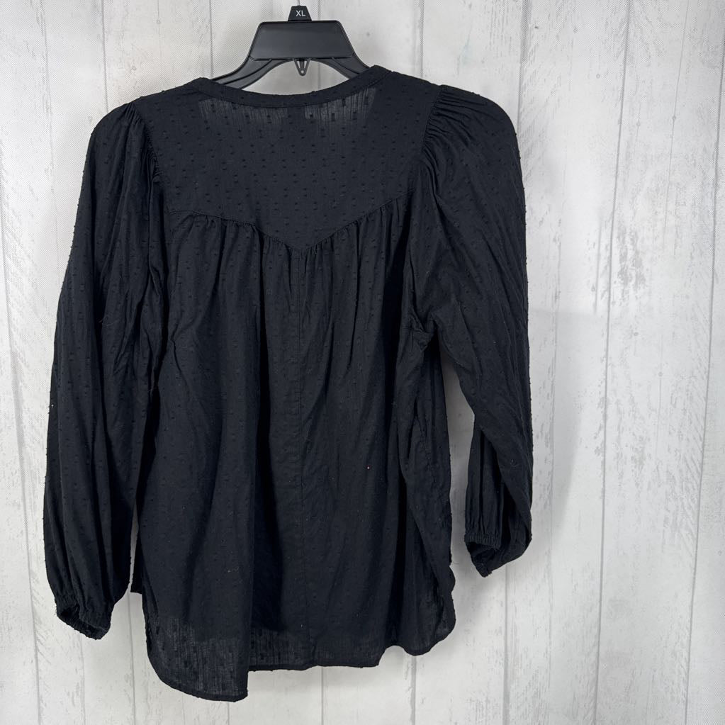 M swiss dot v-neck l/s top