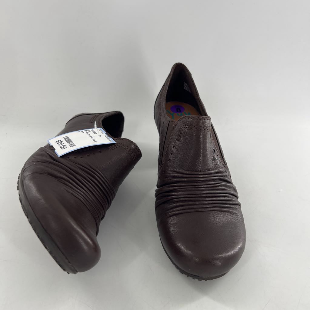 8 slip-on low heel shoe