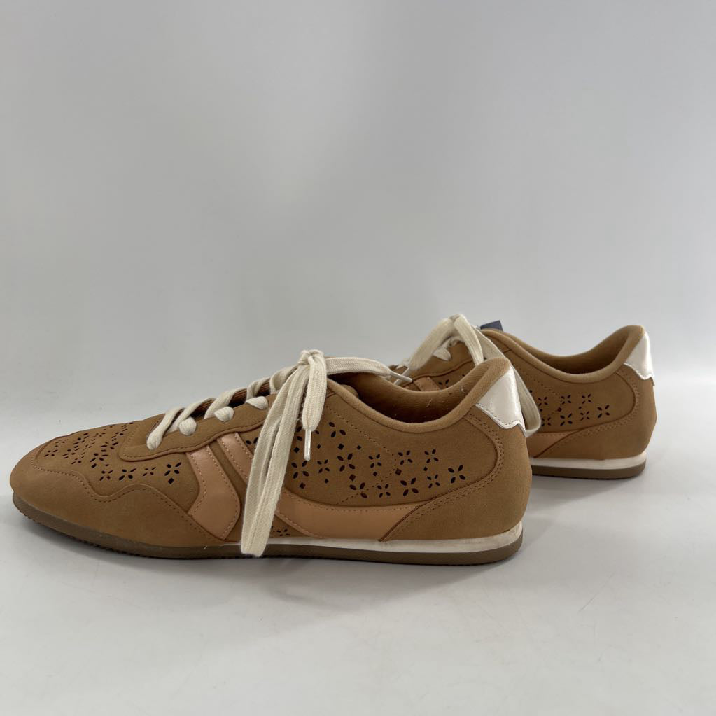 10 perforated lace-up sneaker