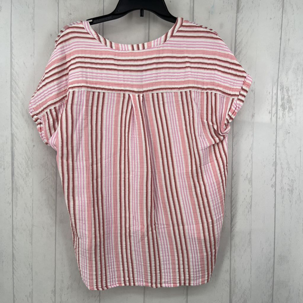 M striped 1/2 button down hi-lo cap slv top