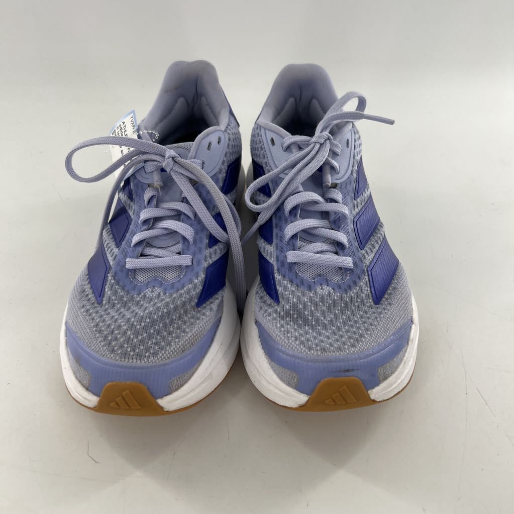 8 lace-up sneaker