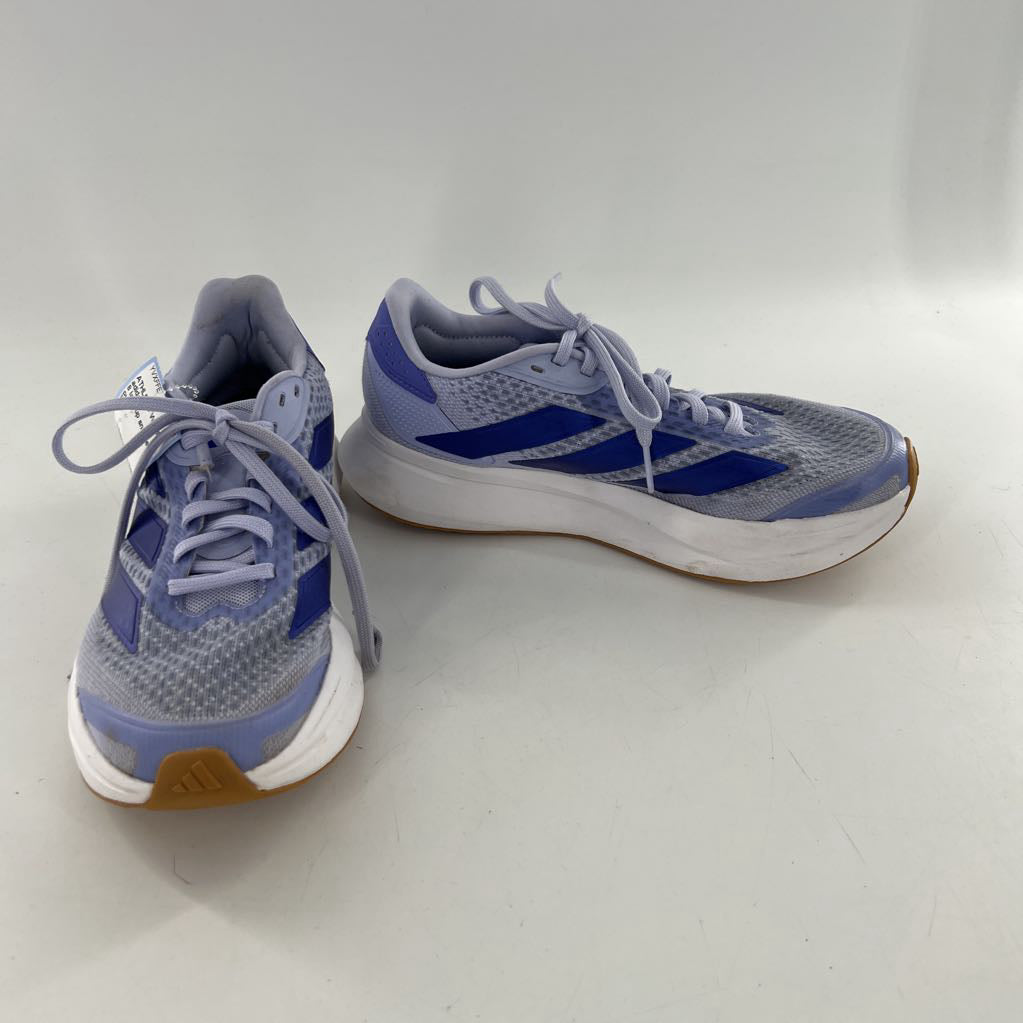 8 lace-up sneaker