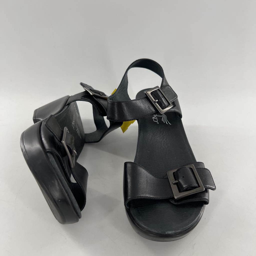 9.5 velcro strap double buckle sandal