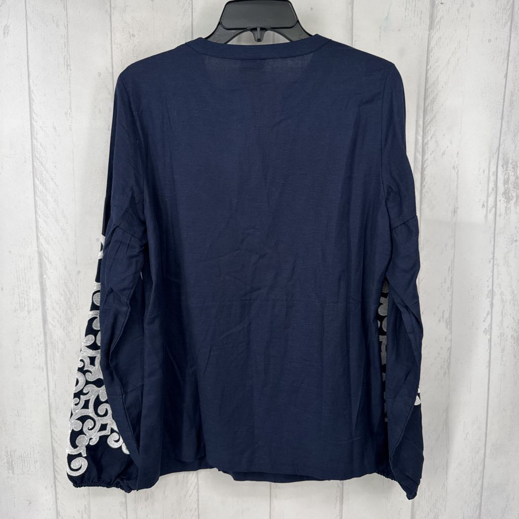 8 embroidered v-neck l/s top