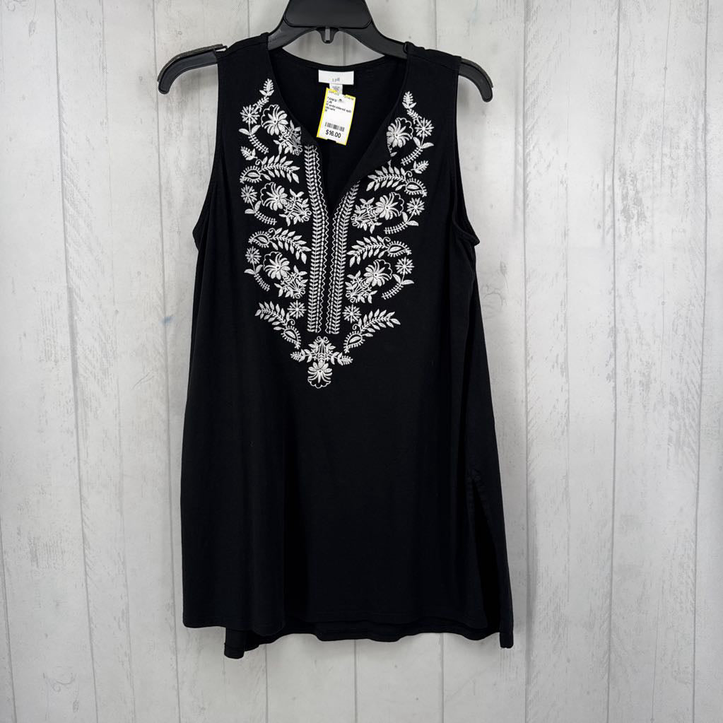 M embroidered split neck tank