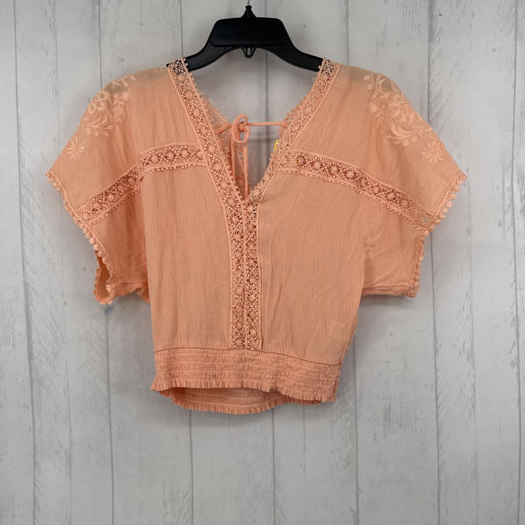 M lace trim v-neck bow back s/s top