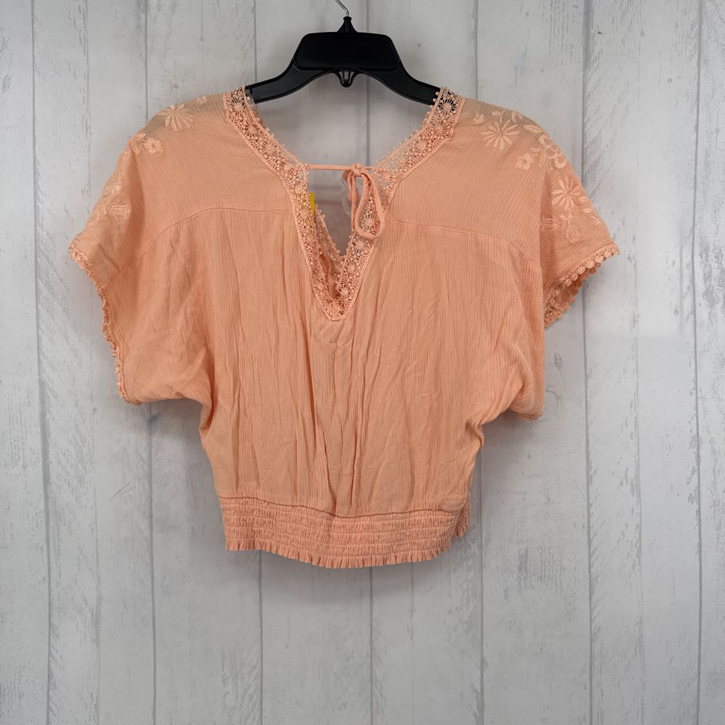 M lace trim v-neck bow back s/s top