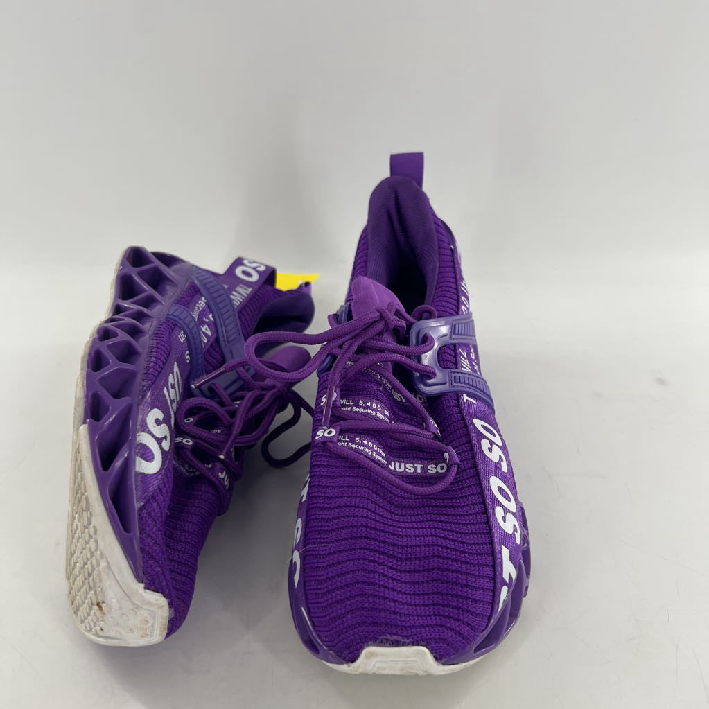 11 lace-up sneaker