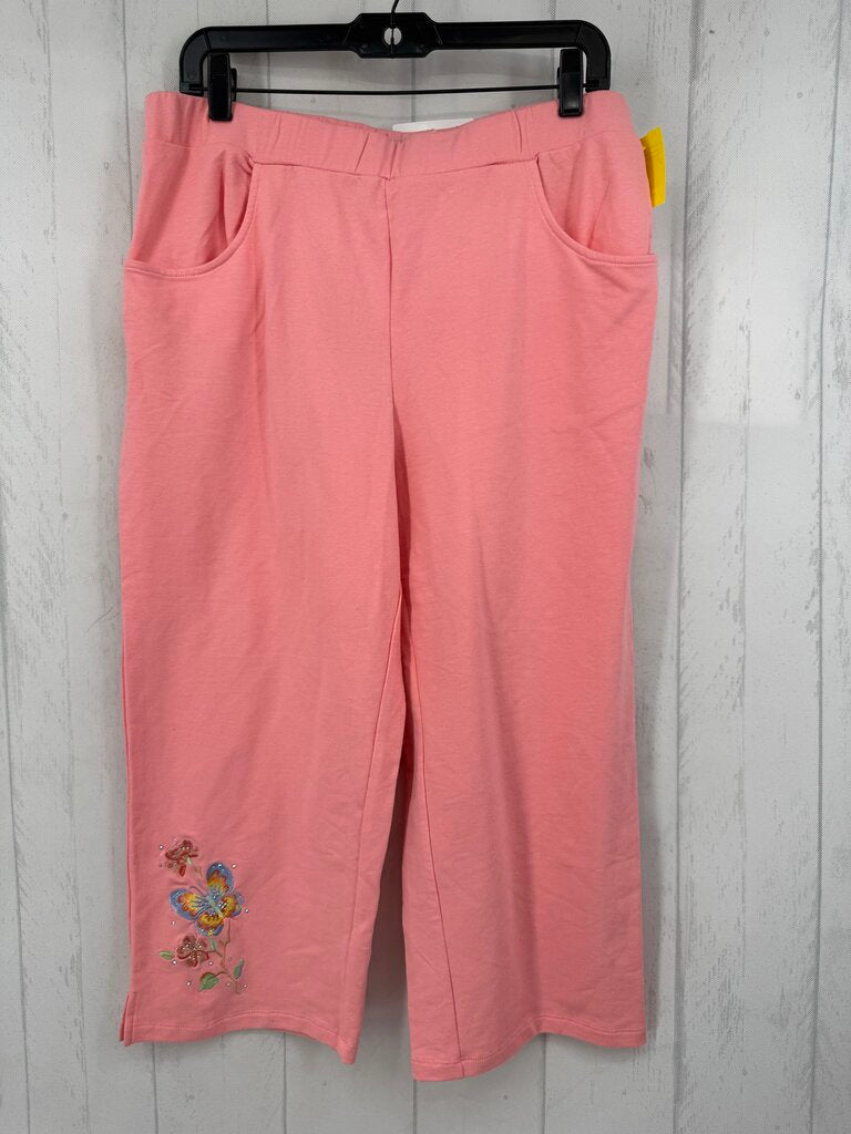 M butterfly embroidered pull-on capri