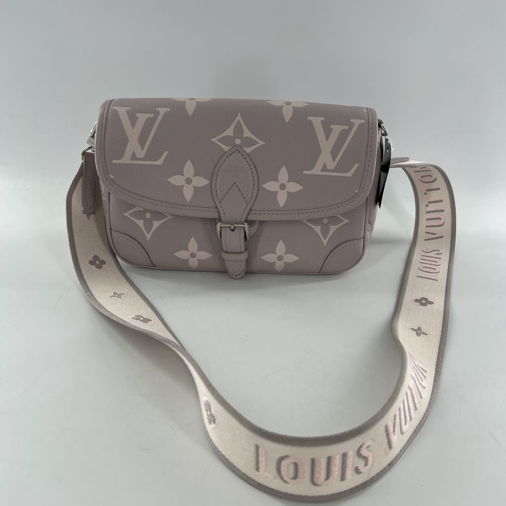 R2990 embossed monogram flap shoulder bag