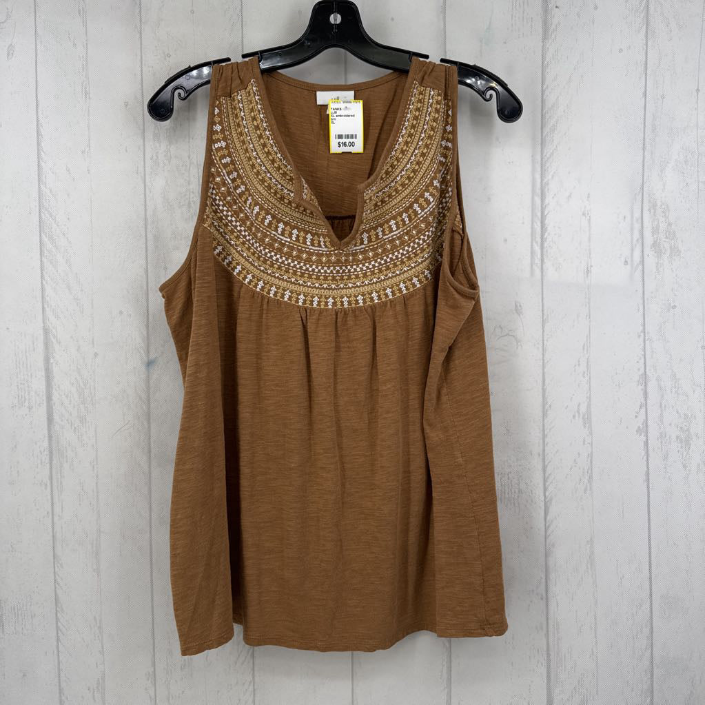 XL embroidered notch neck tank
