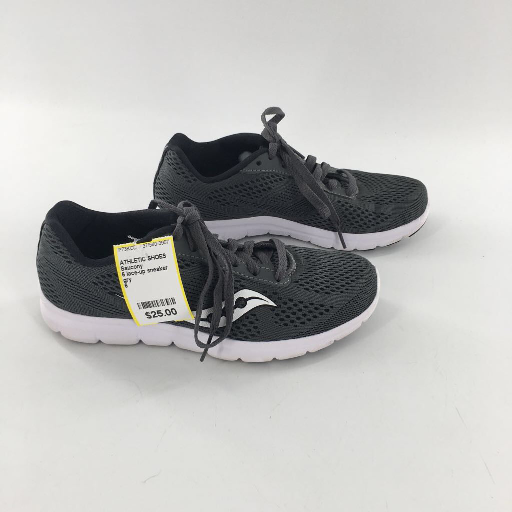 6 lace-up sneaker