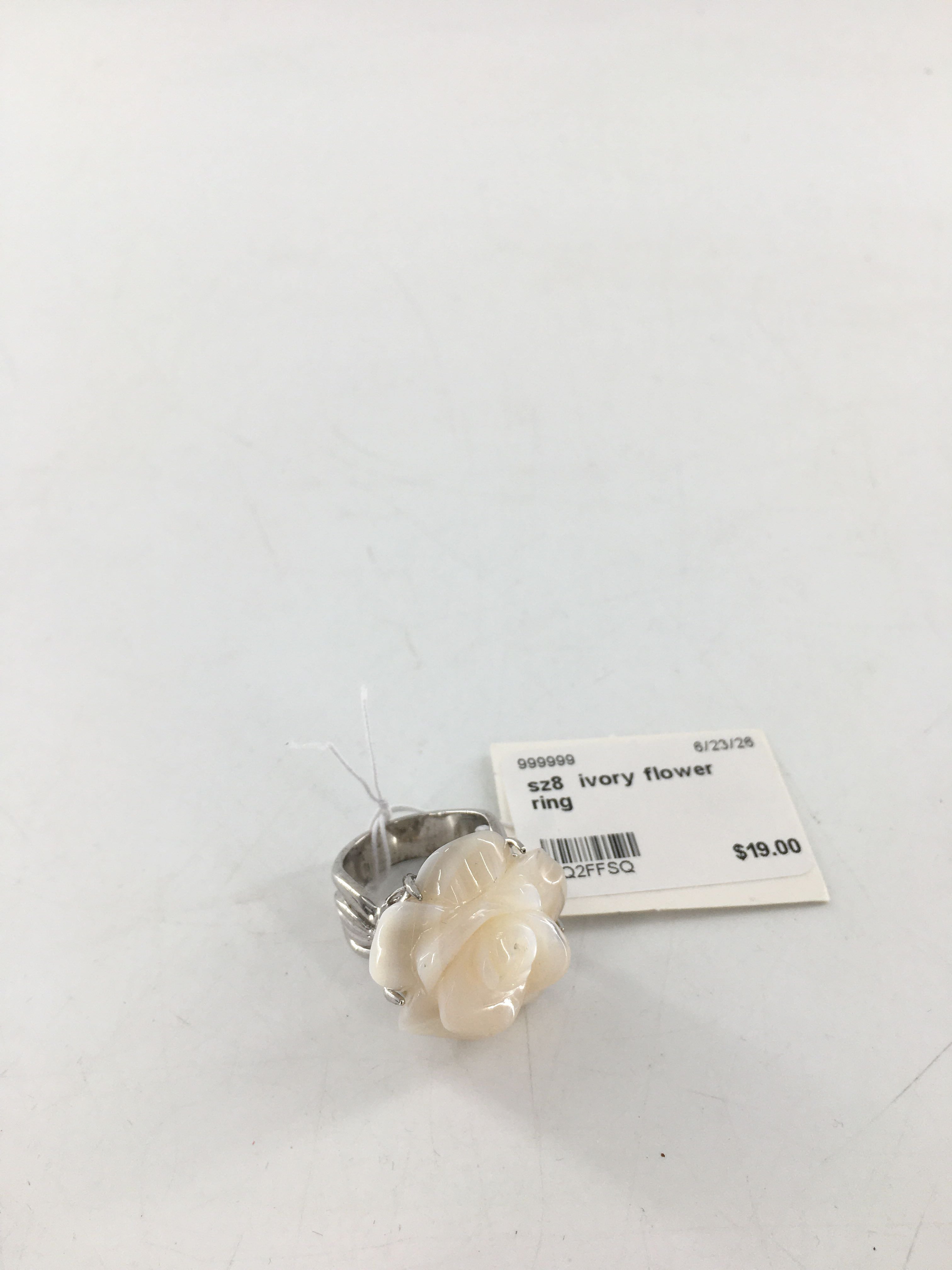 sz8 ivory flower ring