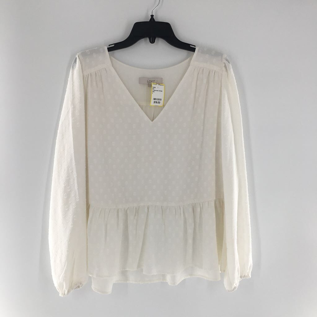 L textured circles v-neck l/s top