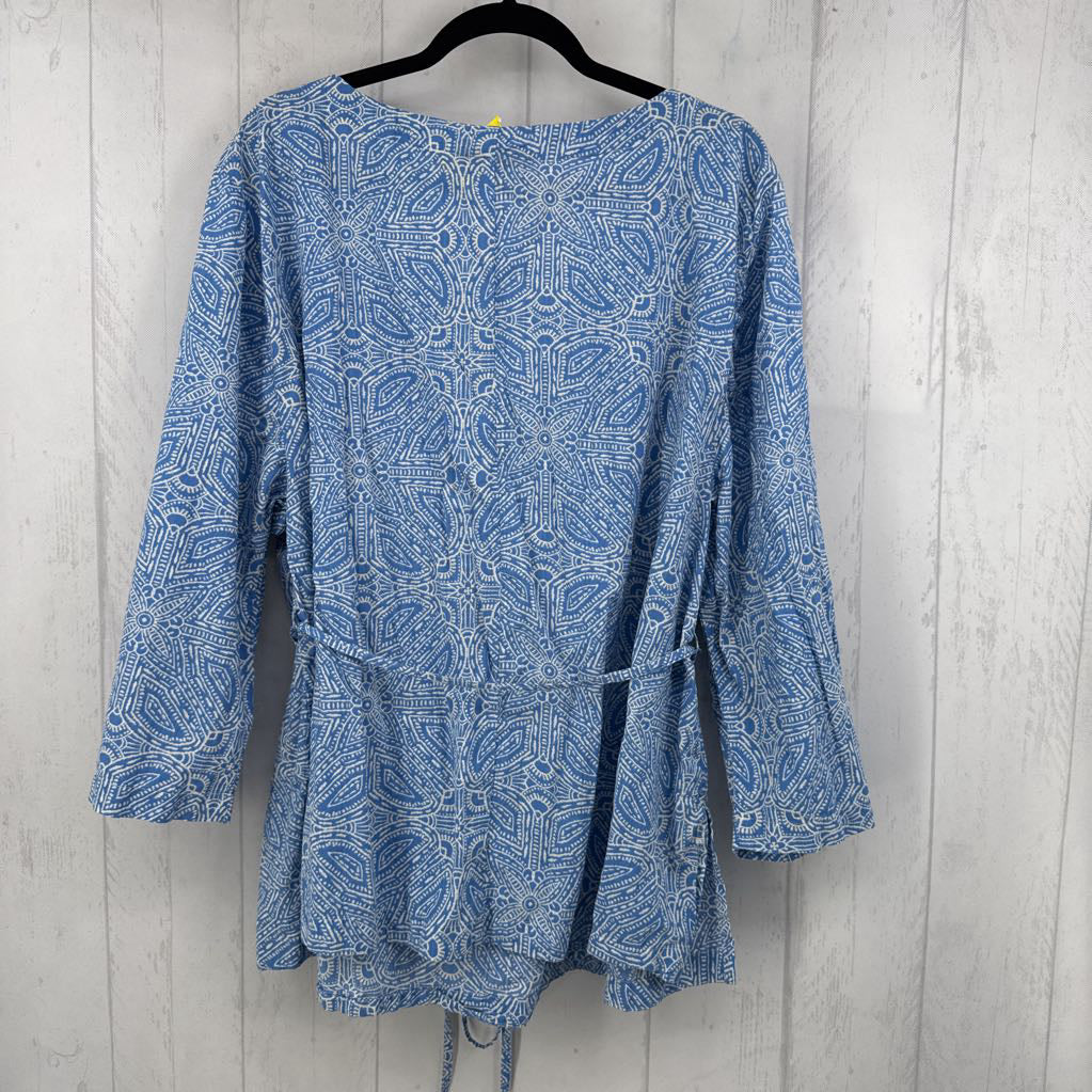 20 printed belted split neck l/s top