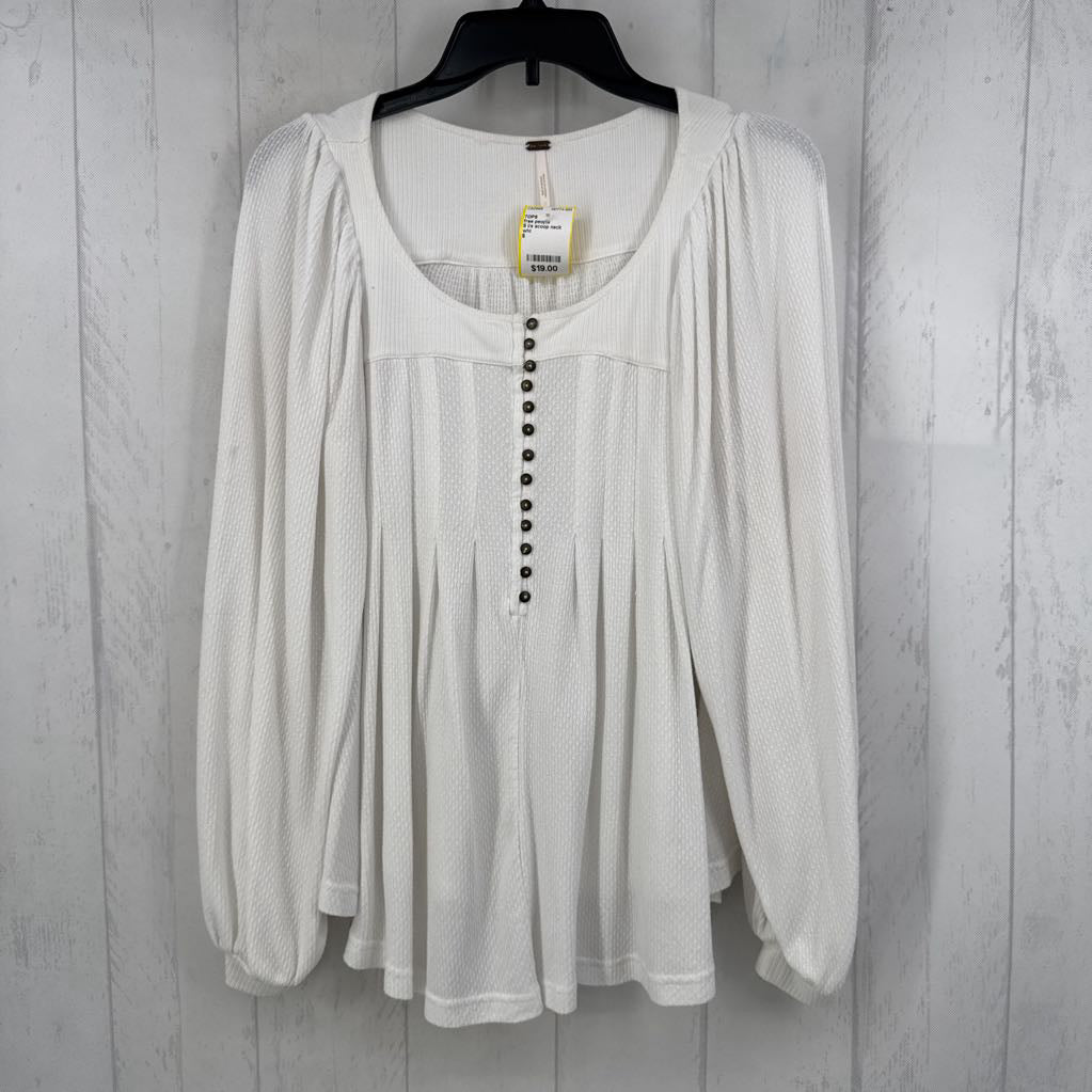 S l/s scoop neck half button pleated top