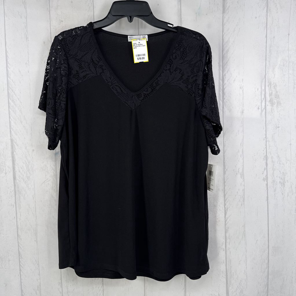 1X lace trim v-neck s/s tee
