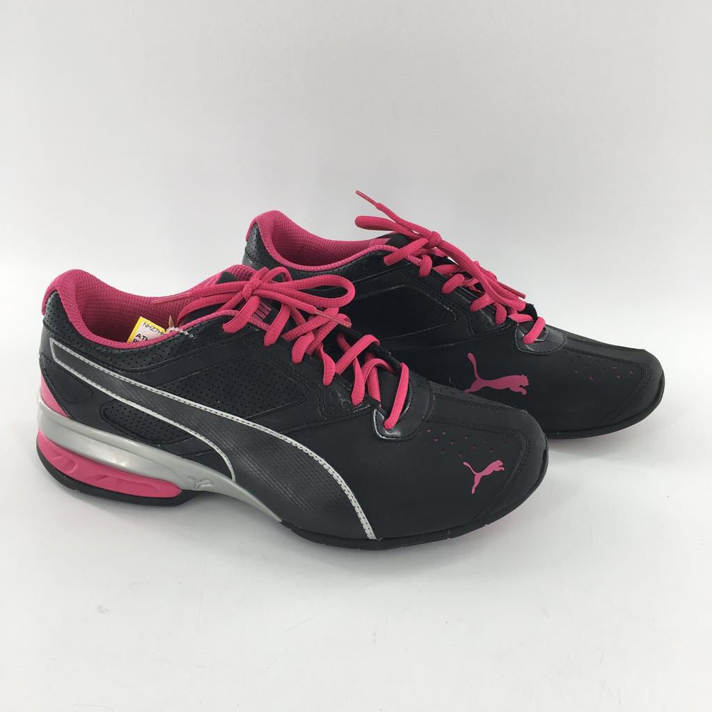 10 lace-up sneaker