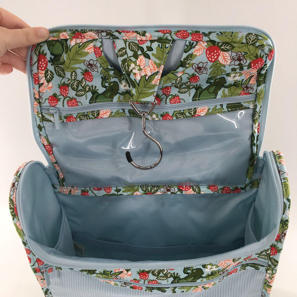 frogberry hanging travel organizer