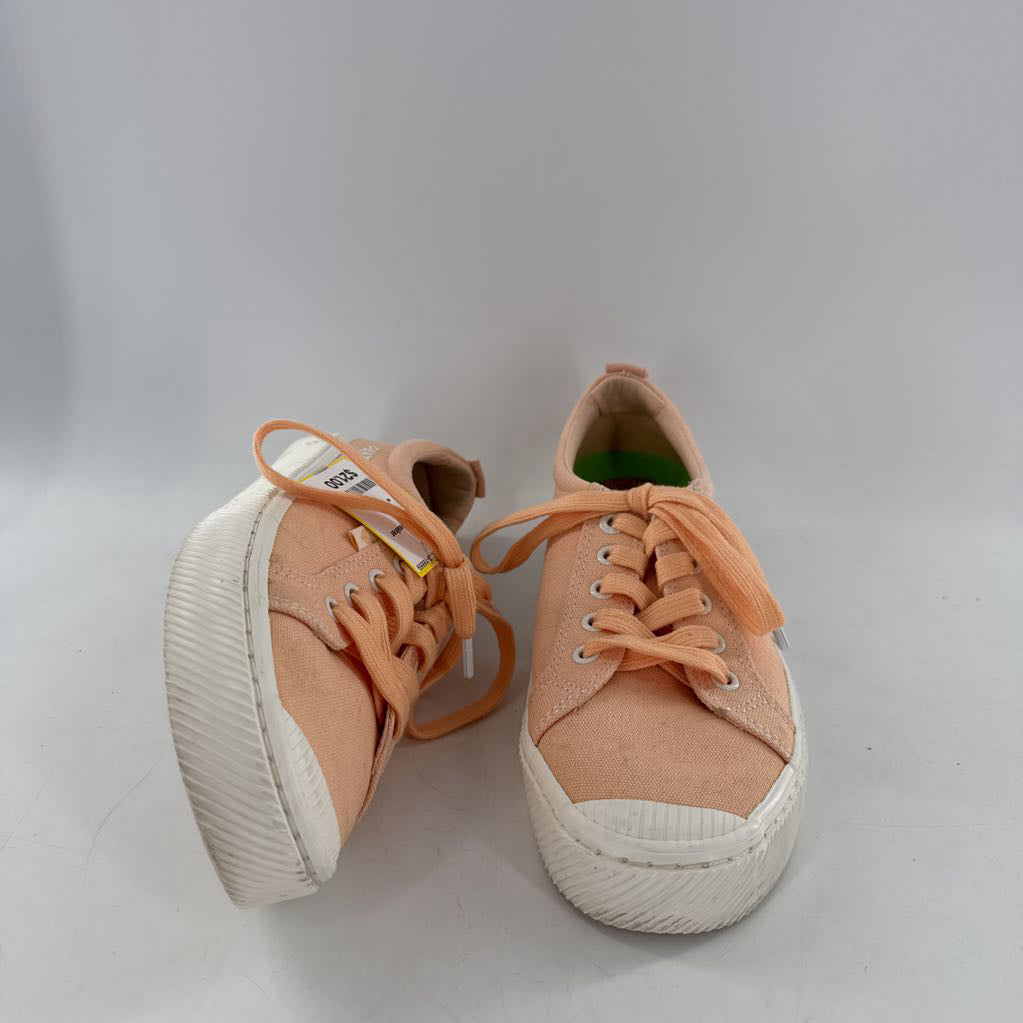 9 lace-up sneaker