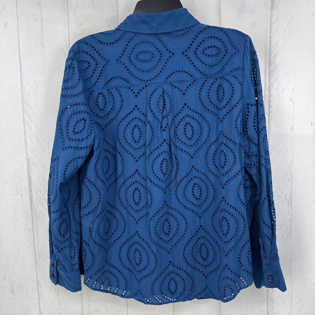 M eyelet button down l/s top