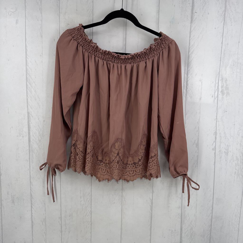 M off the shoulder lace hem 3/4 slv top