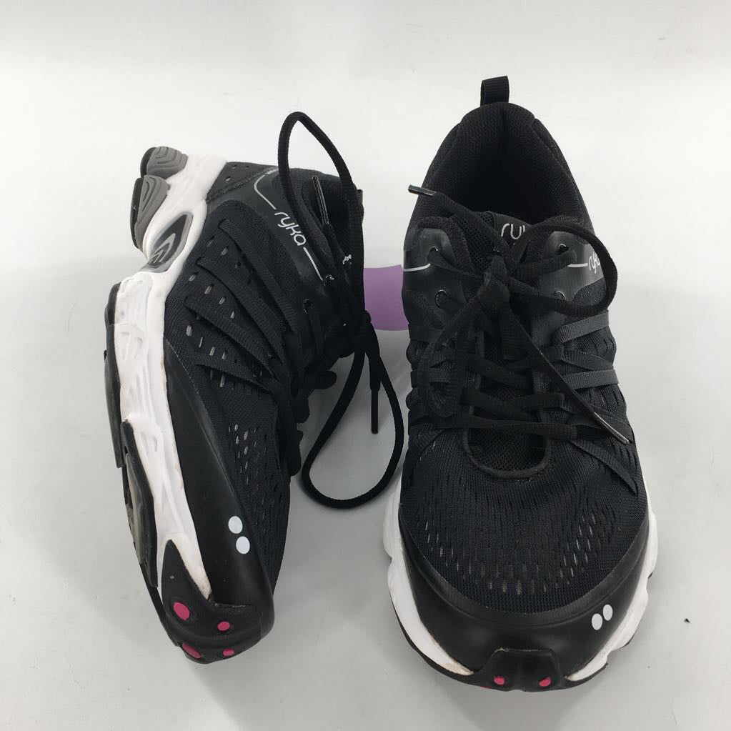 9 lace-up sneaker