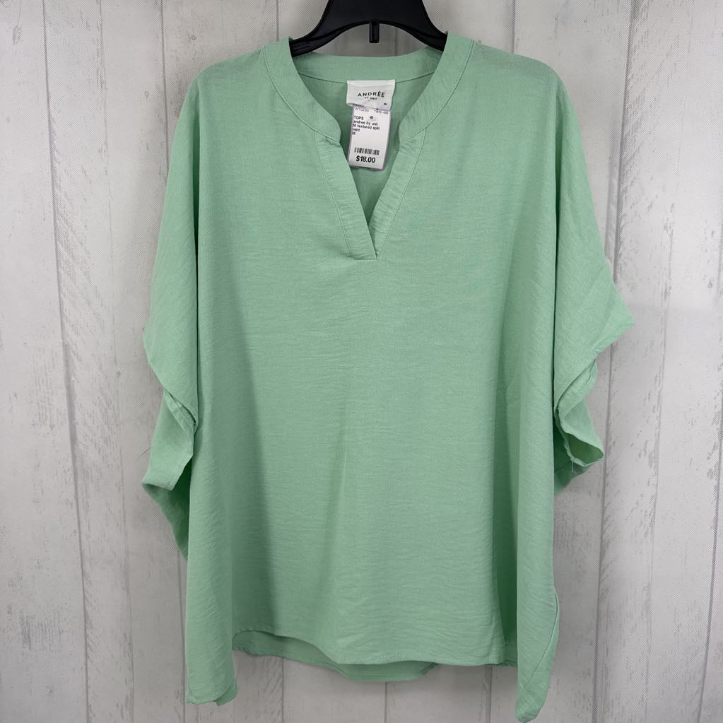 M textured split neck s/s top