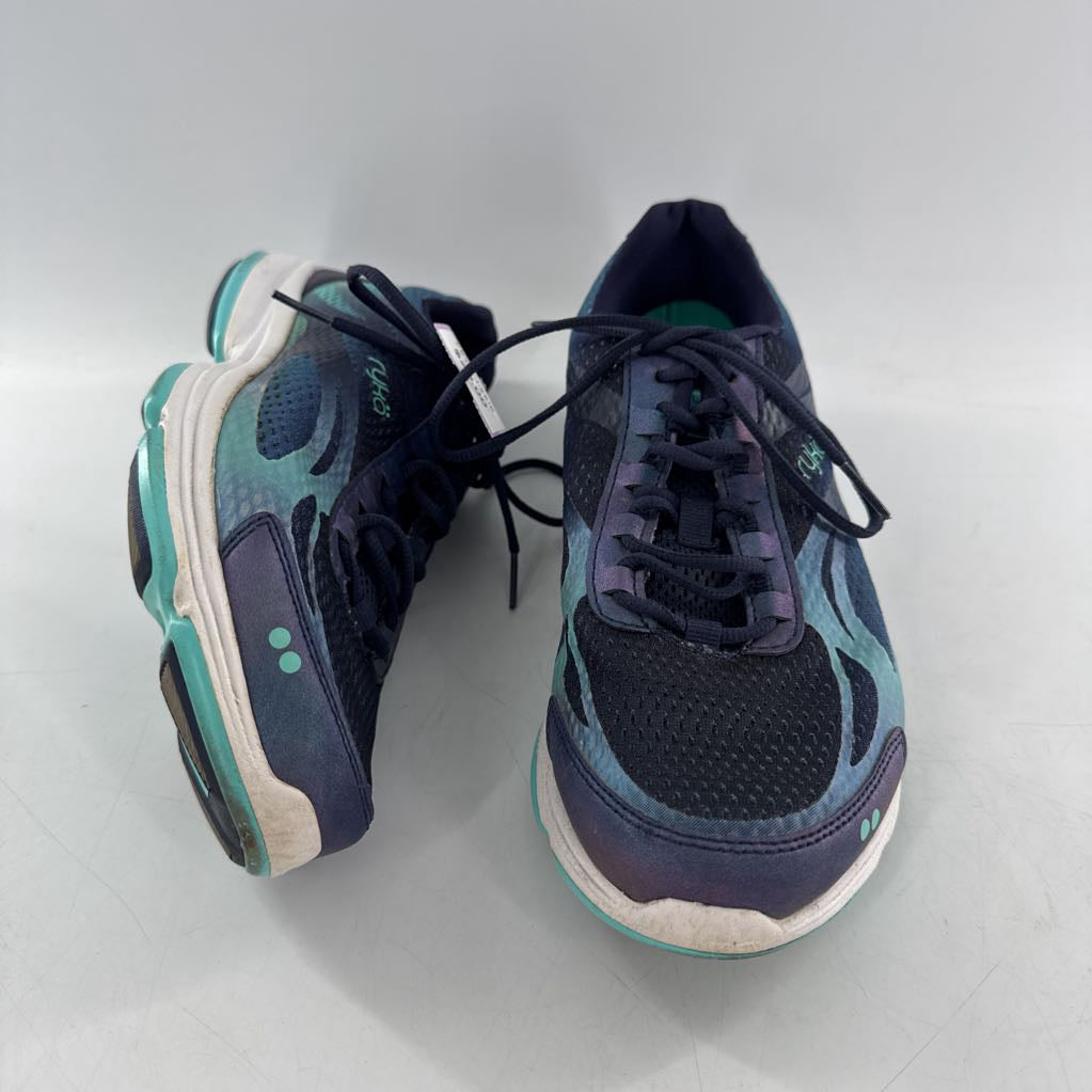10 lace-up sneaker
