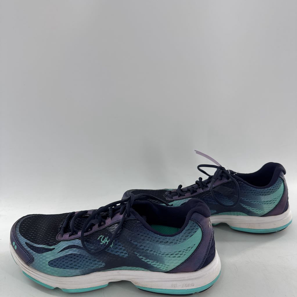 10 lace-up sneaker