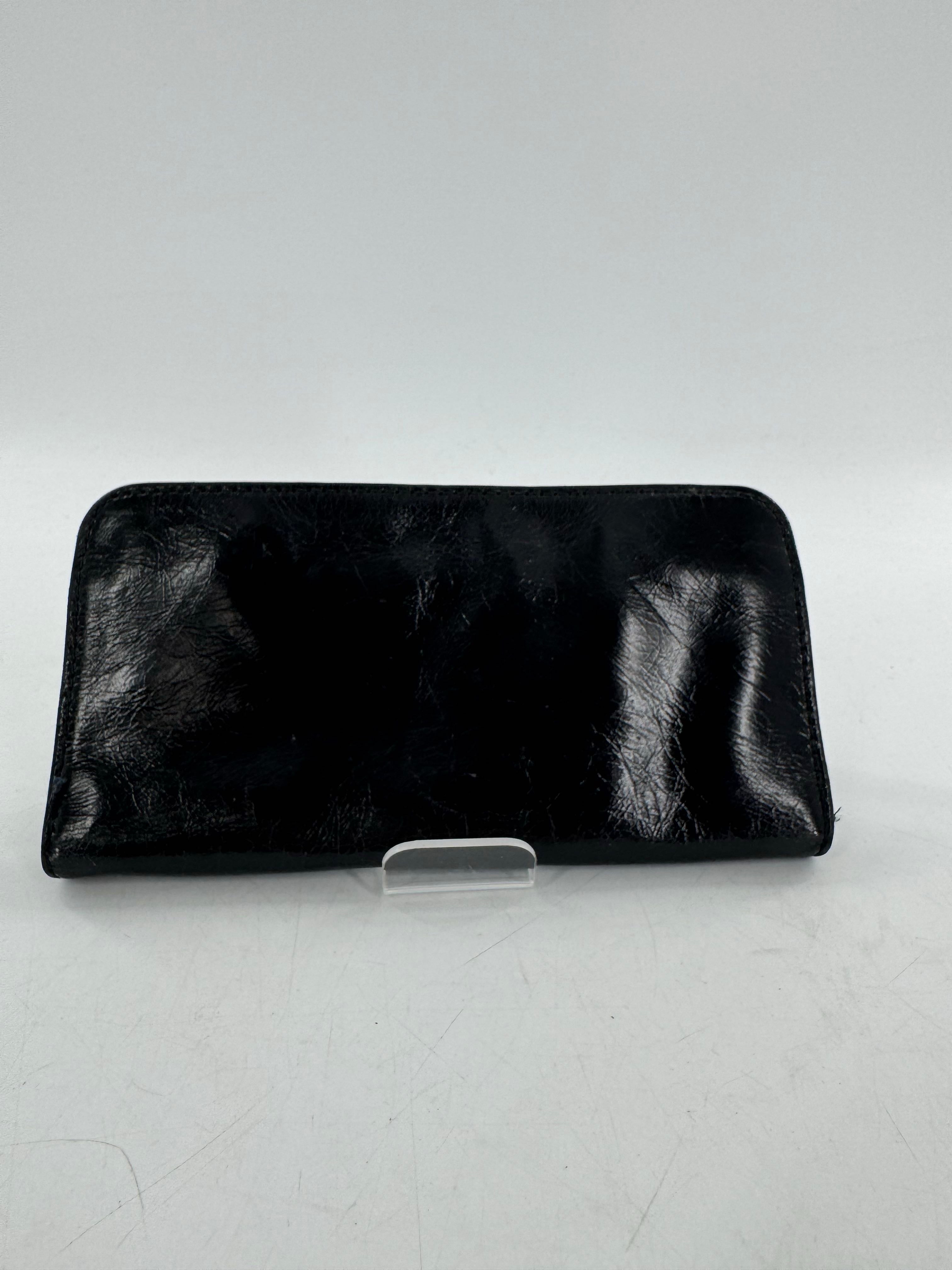 leather magnetic closure wallet