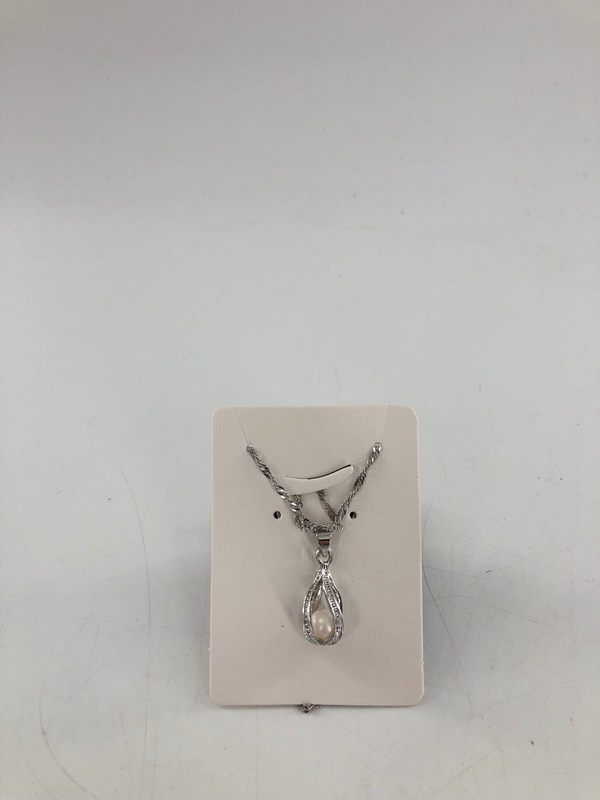 silver necklace w/ pearl pendant