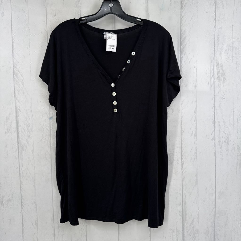L buttoned v-neck s/s tee