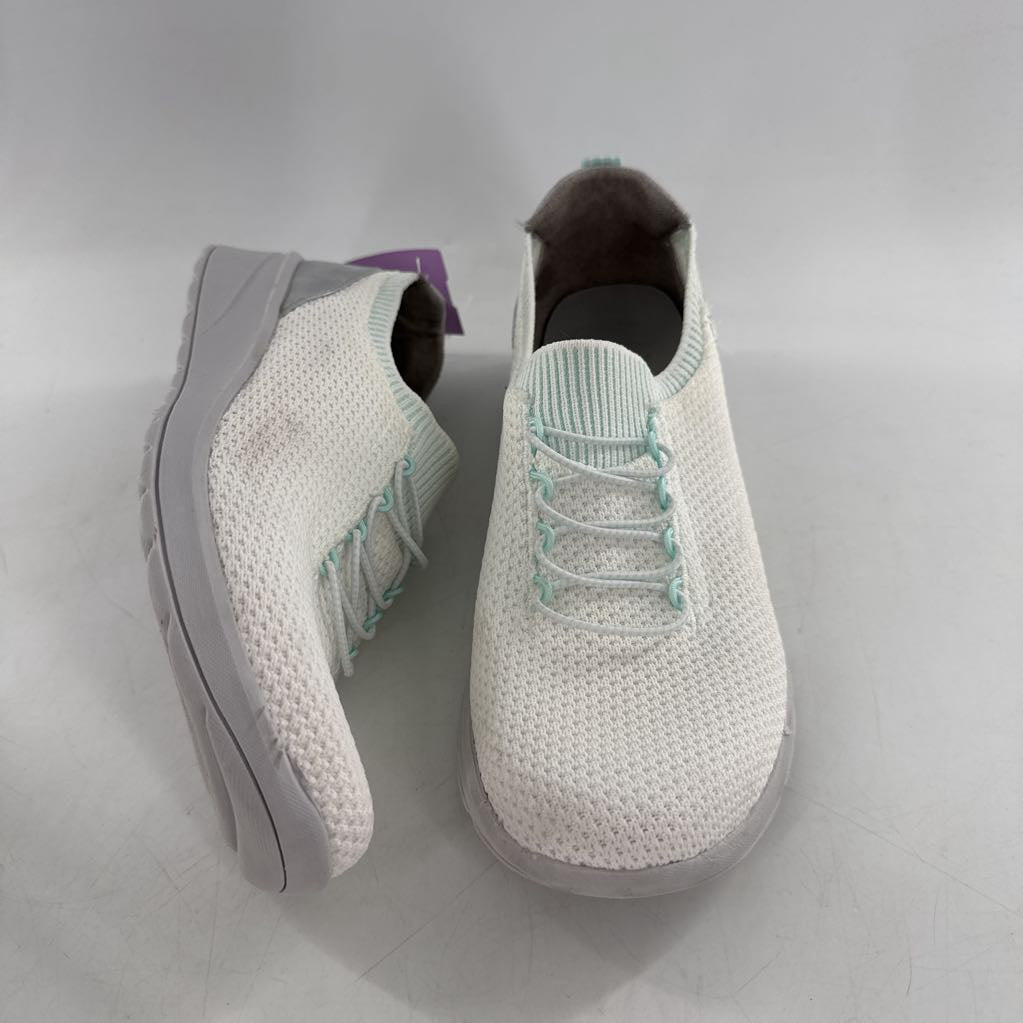 8 mesh slip-on sneaker