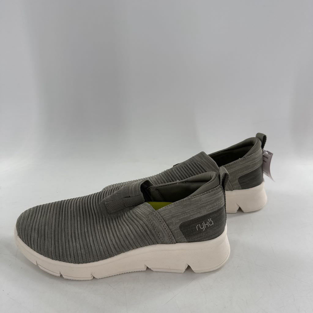 8 slip-on sneaker