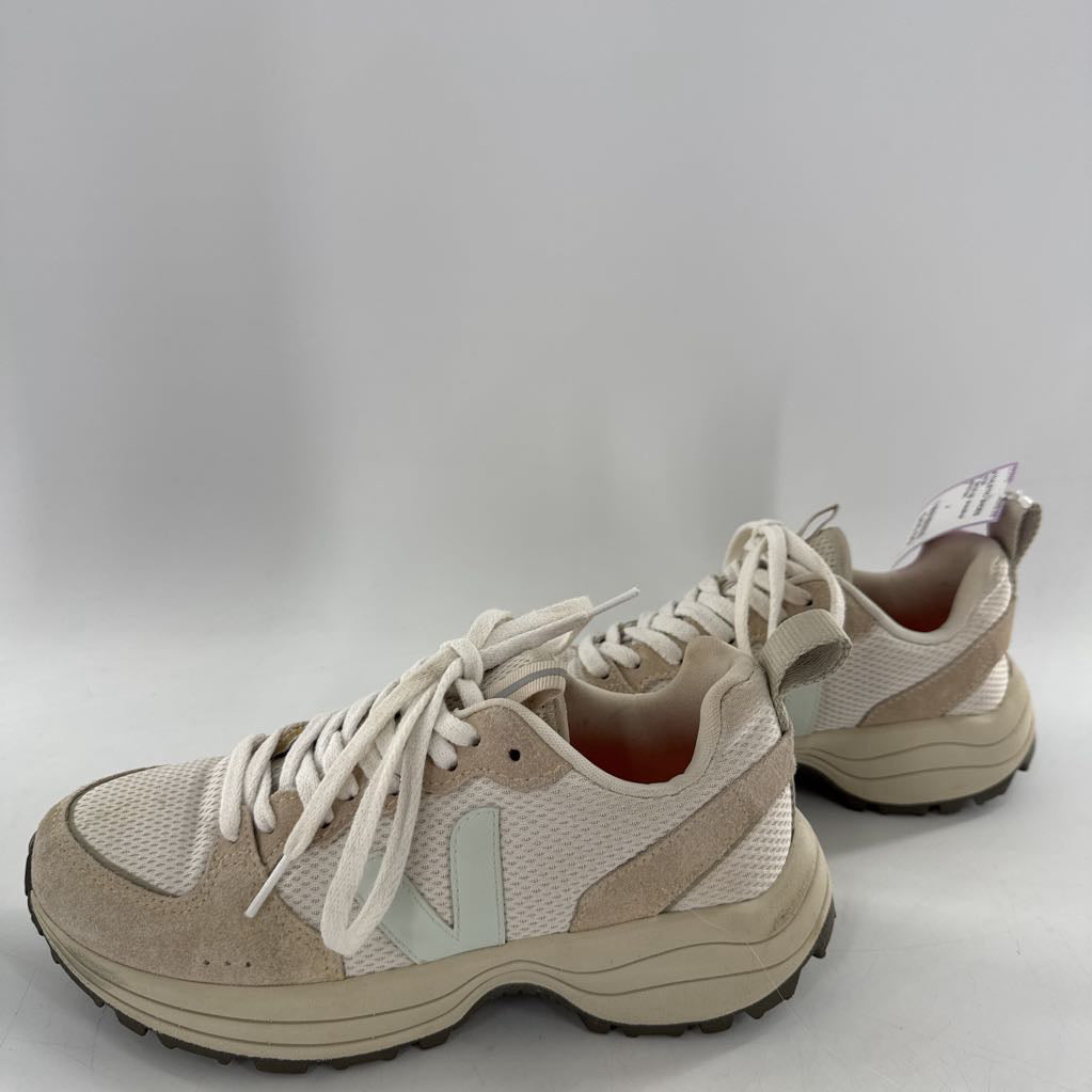 7 lace-up sneaker
