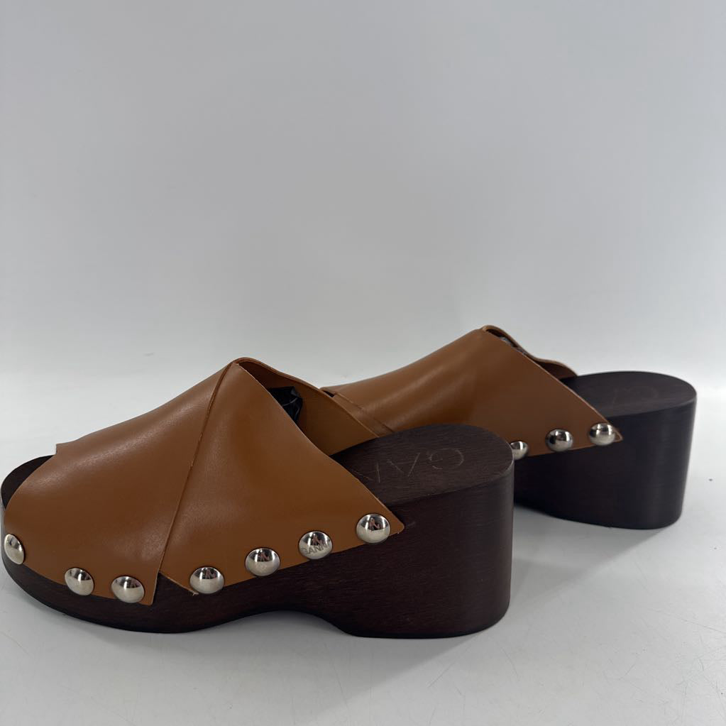 R475 11 leather stud clogs