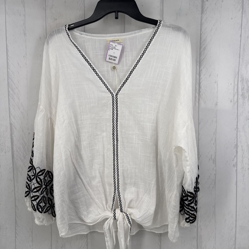 XL embroidered v-neck l/s top